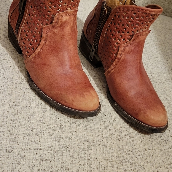 Boots - Picture 6 of 6